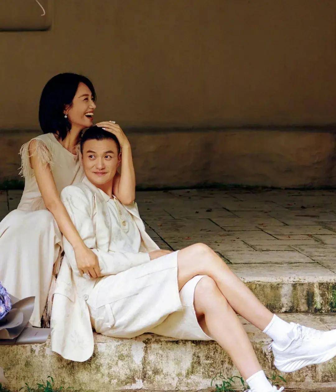 周一围公开撒糖,为老婆整理头发好宠溺,朱丹瘦到100斤腰身纤细_妻子