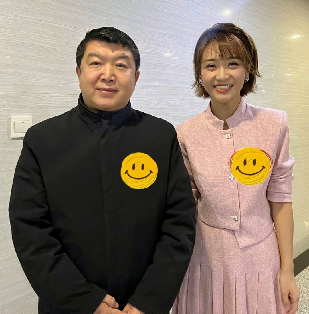 总制片人刘嘉有参加央视演播室节目录制与总台名主持人老师们合影