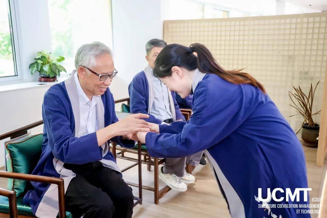 各书院弟子们依次向自己的院长(师父)敬茶并行拜师礼.