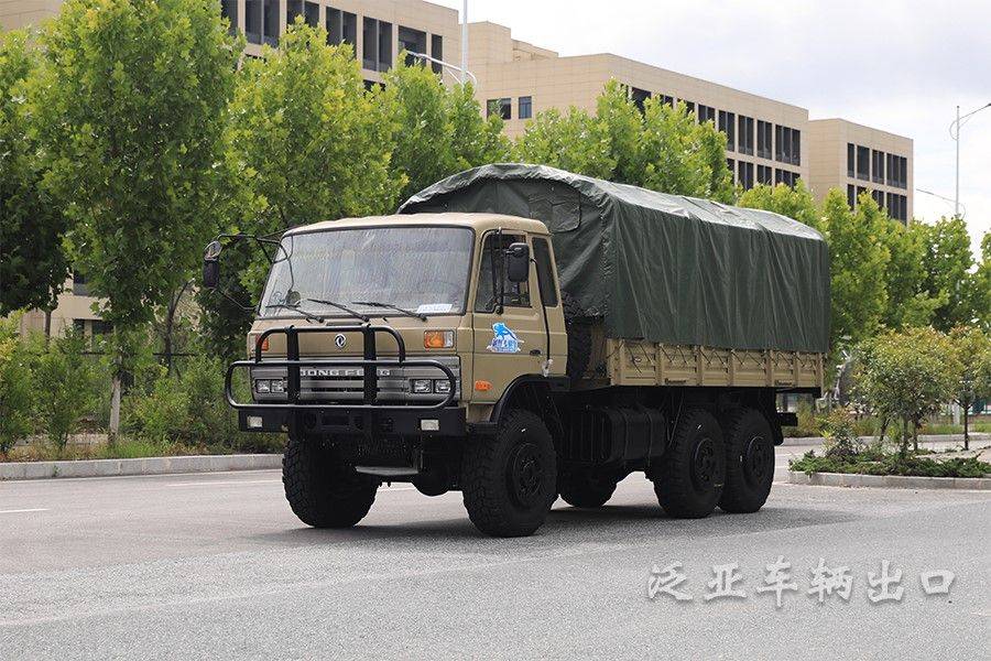 大家一起来欣赏配备篷布的eq2082和2102的雄姿吧eq2082是老款军车