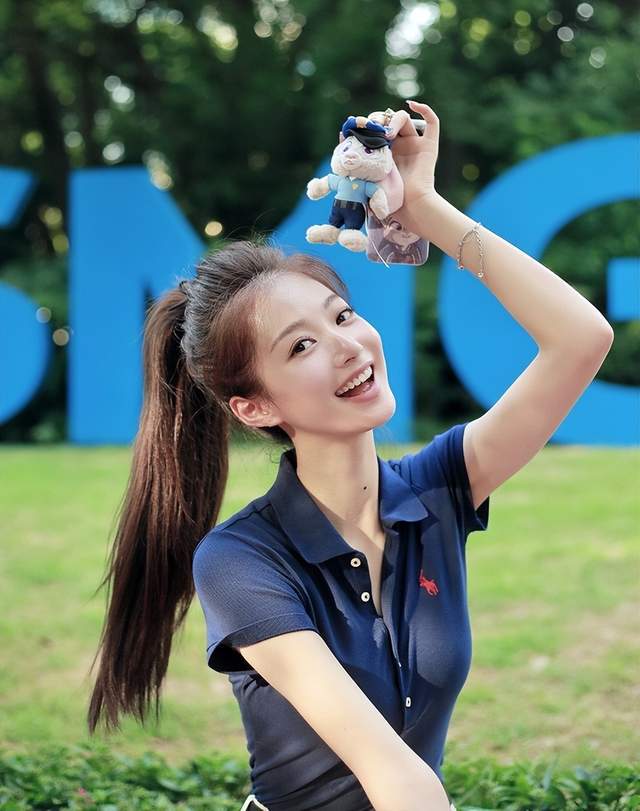 冯琳:正式入职处女秀,拿到东方卫视工卡7天后主持"八一晚会"