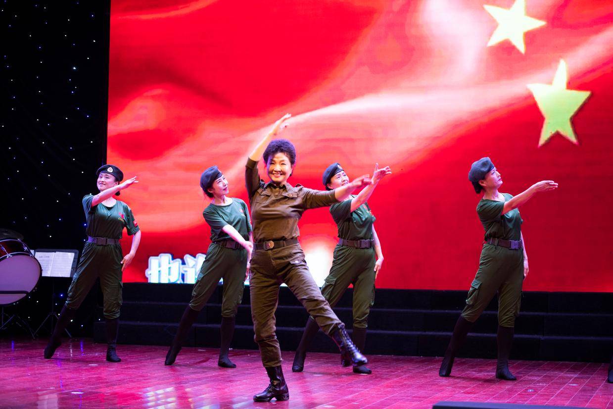 合肥瑶海:庆"八一"慰问演出,老兵文工团表演舞蹈《绿色军衣》