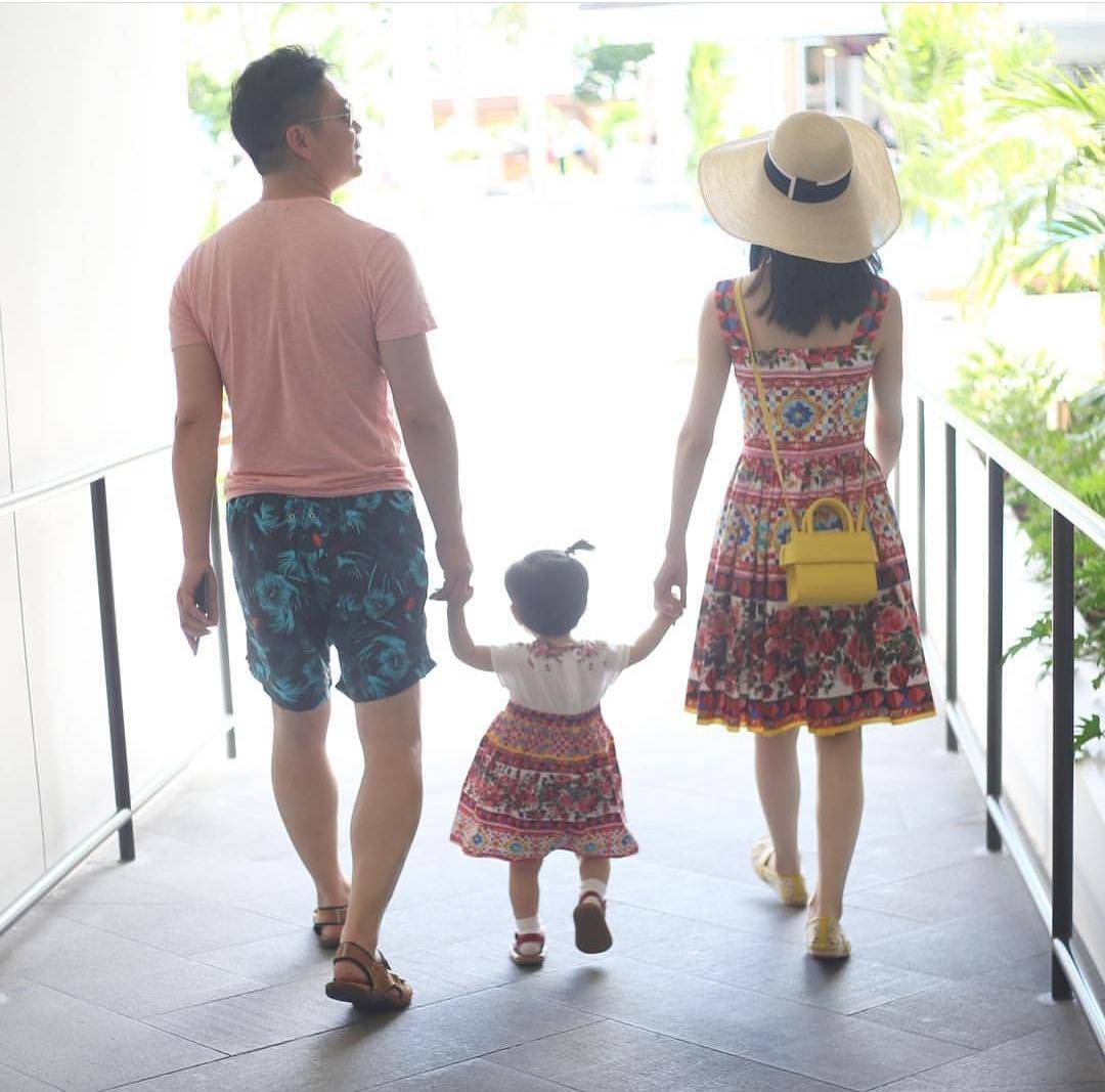 刘强东与章泽天观赛巴黎奥运会,东哥手牵8岁女儿,保镖左右守护隐私