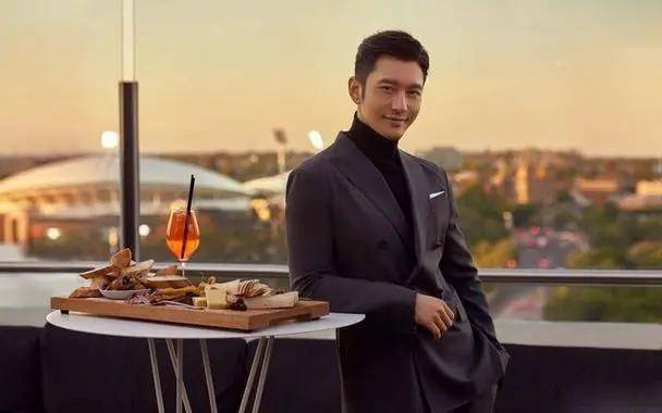 当时not at all火的时候被嘲笑英语发音,他就去努力学习英语,纠正发音