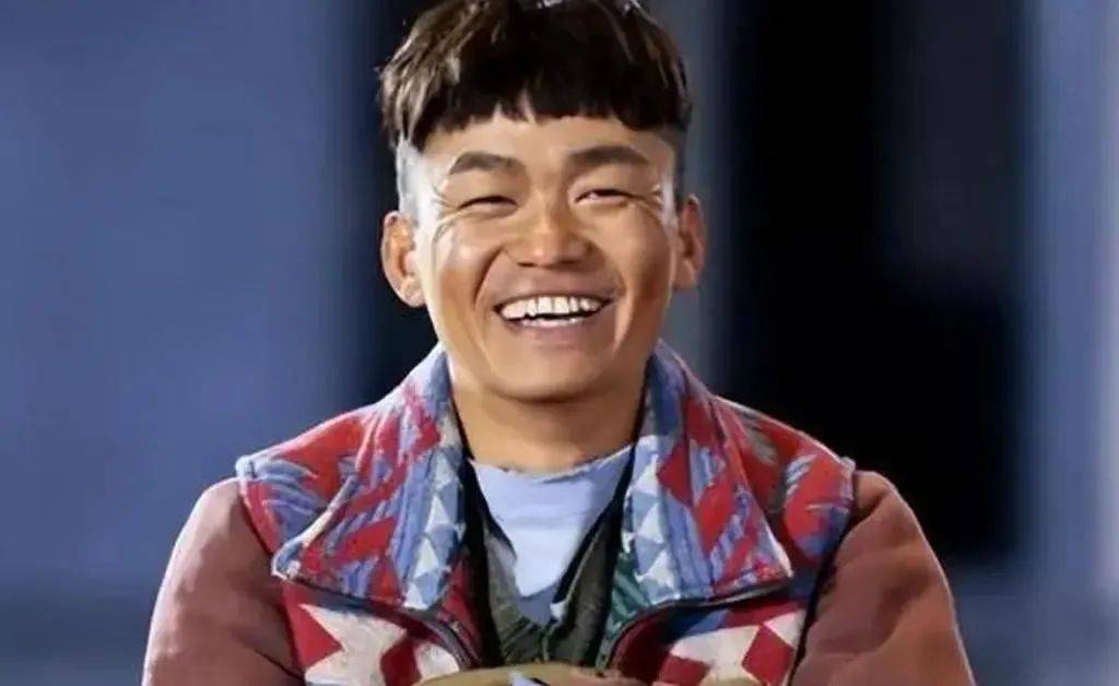 王宝强与高个子女友低调亮相,178cm她穿搭时髦,身材超棒!