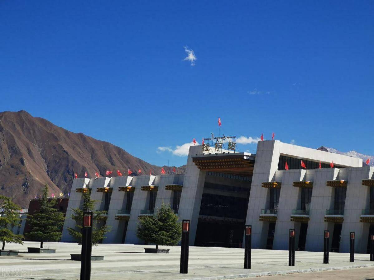 为何拉萨火车站禁止拍照?明明都是火车站,为何它却如此特殊?