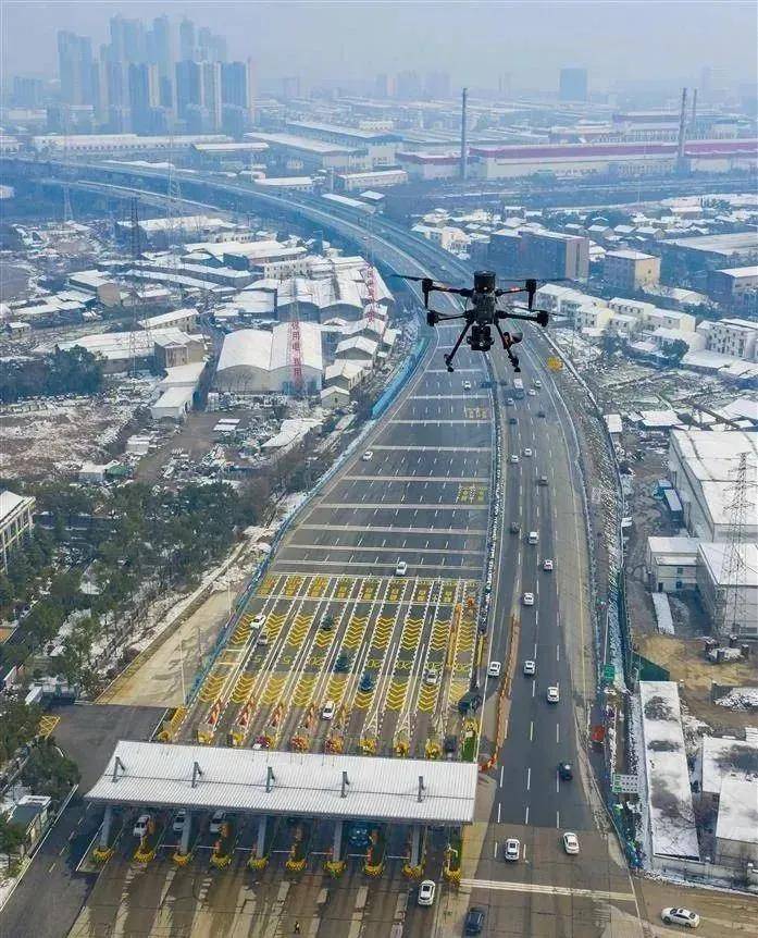 一架搭载了高清红外摄像头,扩音器等设备的普宙无人机,经过武鄂高速