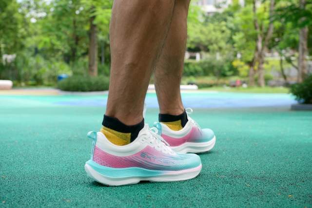 天越清风轻弹碳板跑鞋：解锁你的赛道新速度，多色任选，轻盈如飞