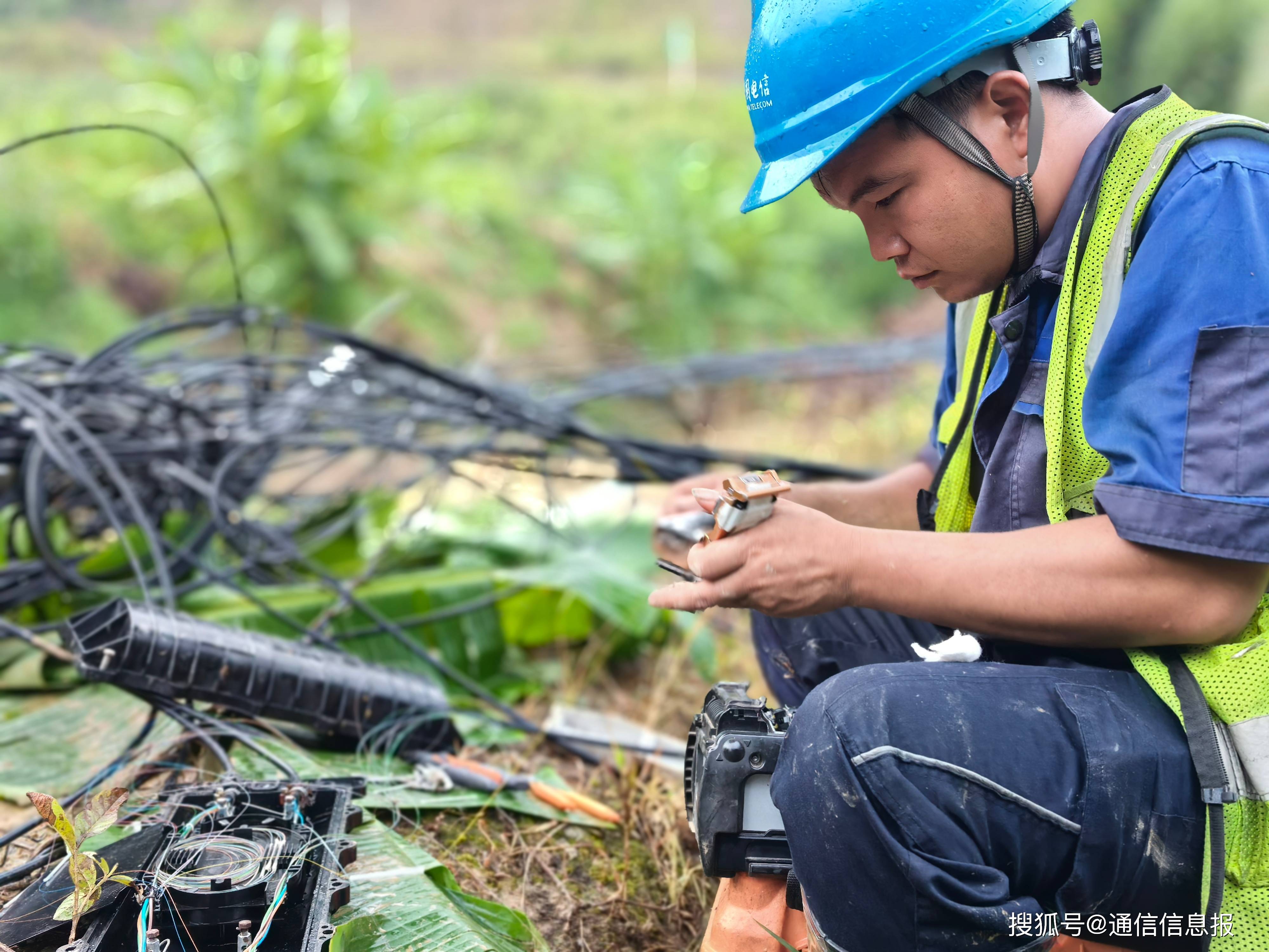 覃荣武摄应急抢修队员临危不惧,与时间赛跑,使用无人机勘测灾区实情