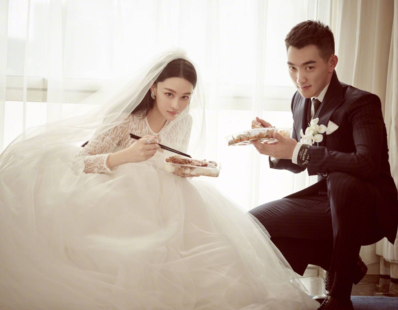 张馨予和老公海边度假被偶遇,何捷为妻子拍美照,结婚6年甜蜜依旧