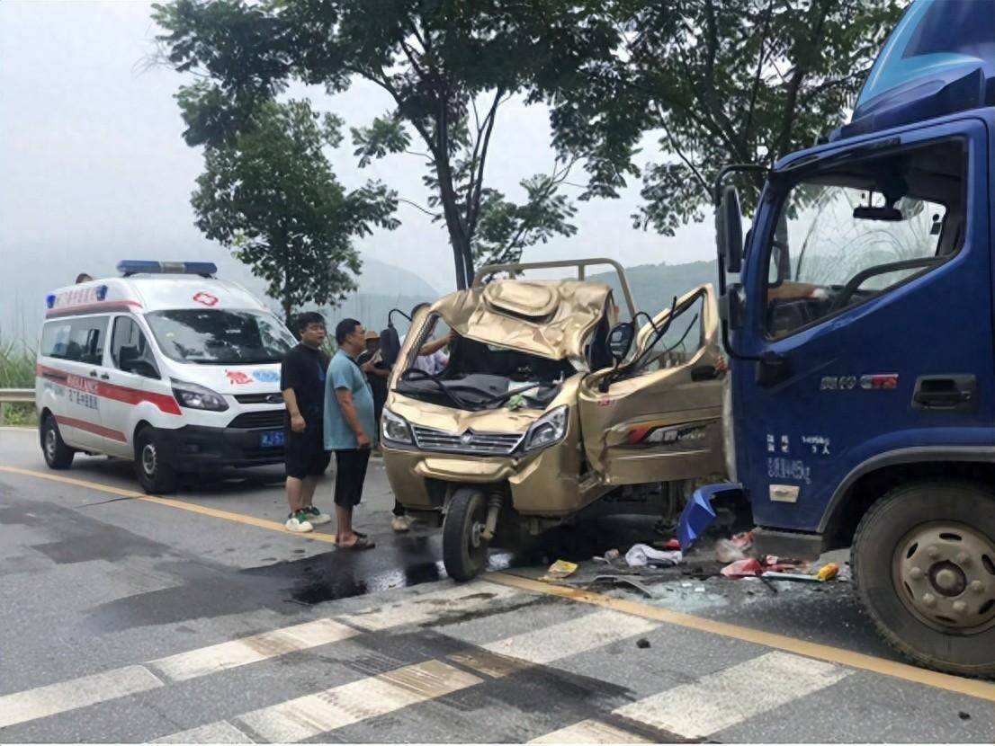 救护车车祸图片