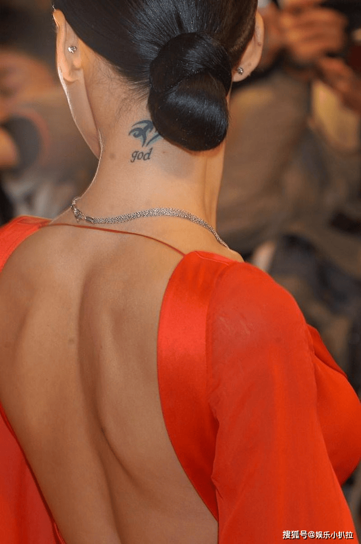 张柏芝中环现身露腰间纹身,神秘图案引发热议:与王菲旧情有何玄机?