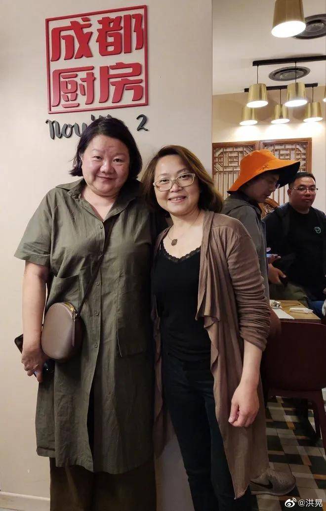 洪晃跟路人合影气质被碾压,她大圆脸不抗老皮肤凹凹坑坑多,不修图也
