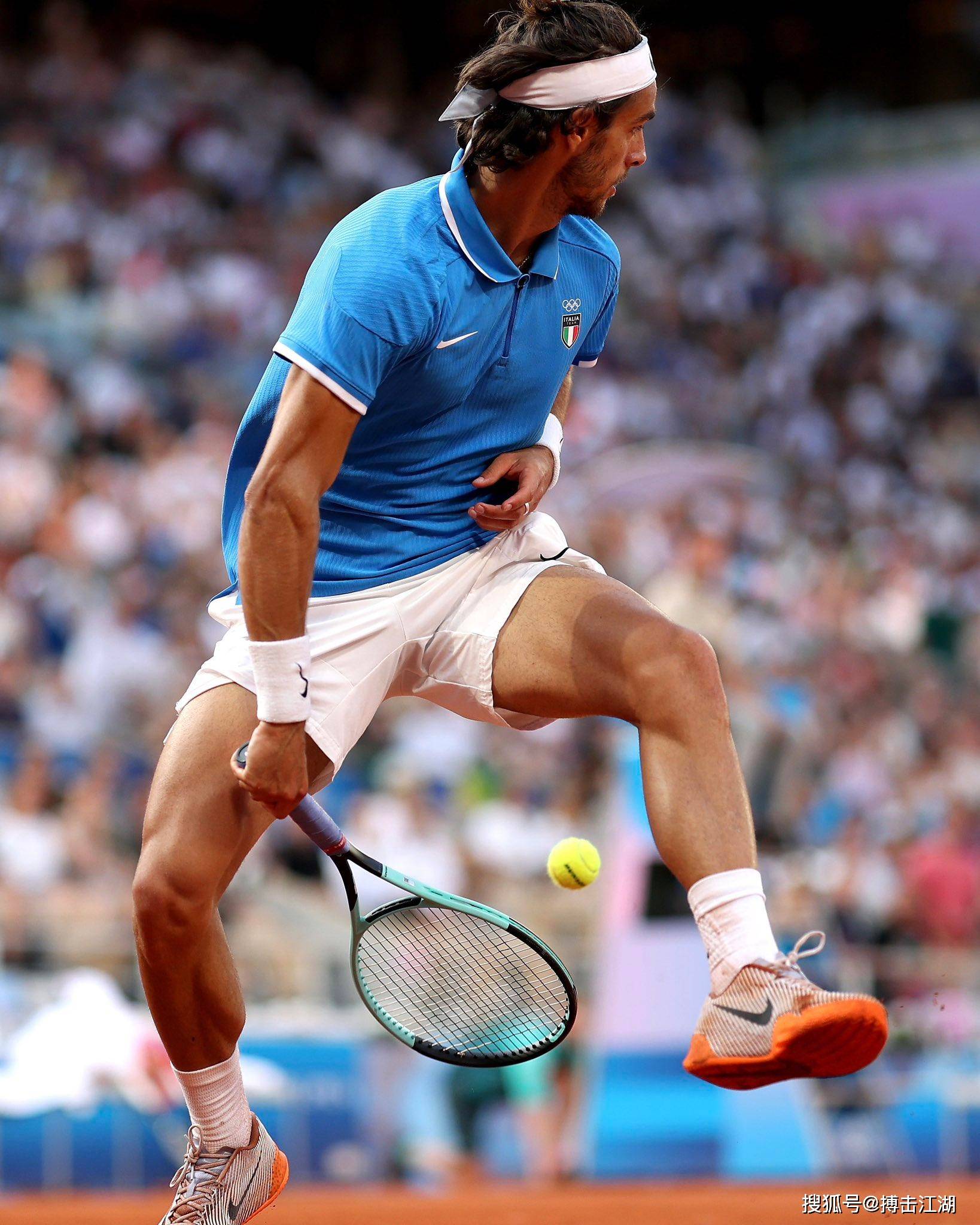 首盘比赛德约科维奇率先发球,成功保发.