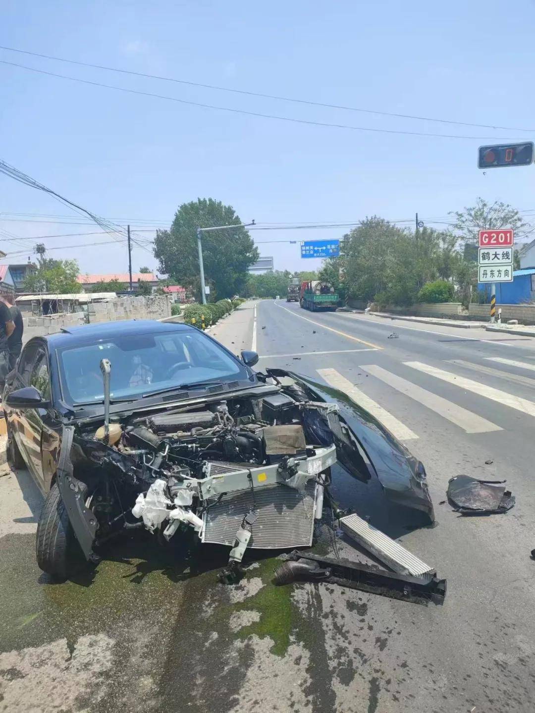 事后,交警部门出具道路交通事故认定书,结论为: 大货车司机操作不当