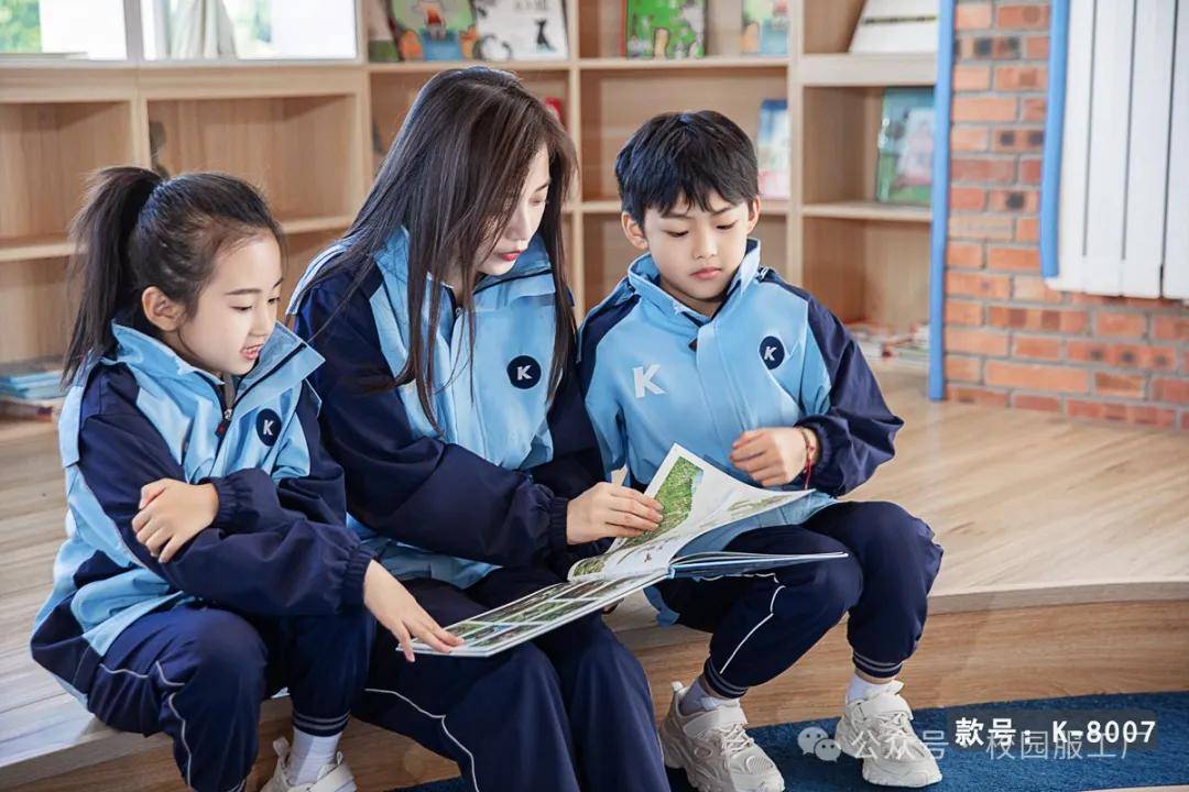 校服与学生自我认知：塑造身份与个性的双重作用