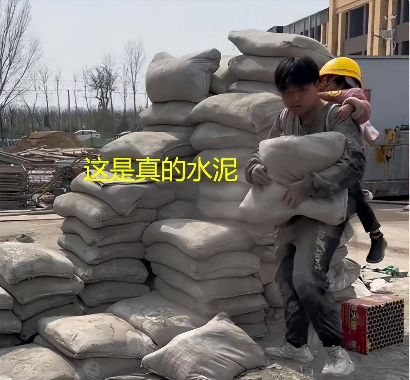 爸爸离世妈妈跑了,工地少年背着妹妹扛水泥,想为妹妹撑起一个家