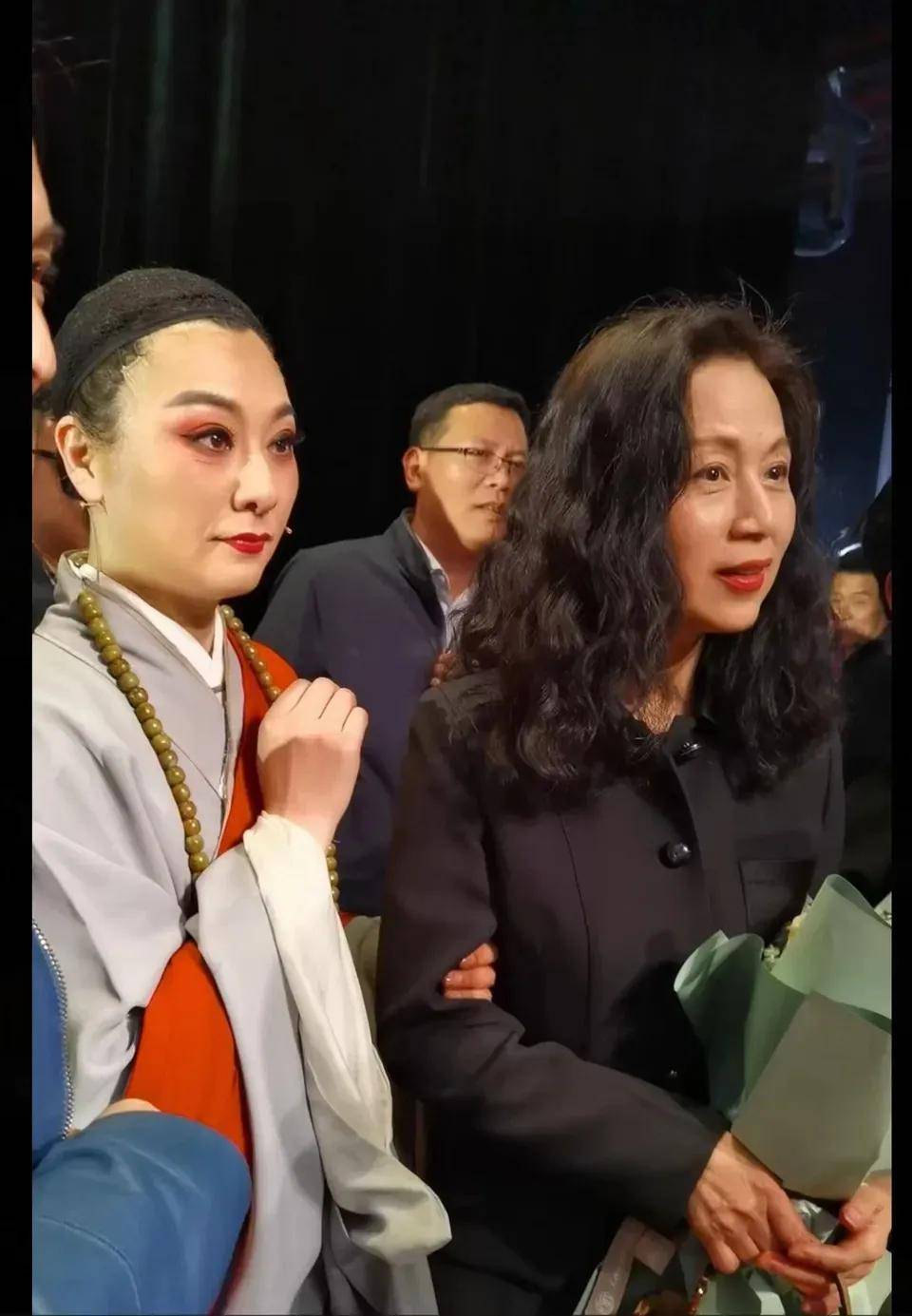 61岁马兰真漂亮,即使没修图皮肤紧致瓜子脸也抗老,指导后辈唱戏太优秀