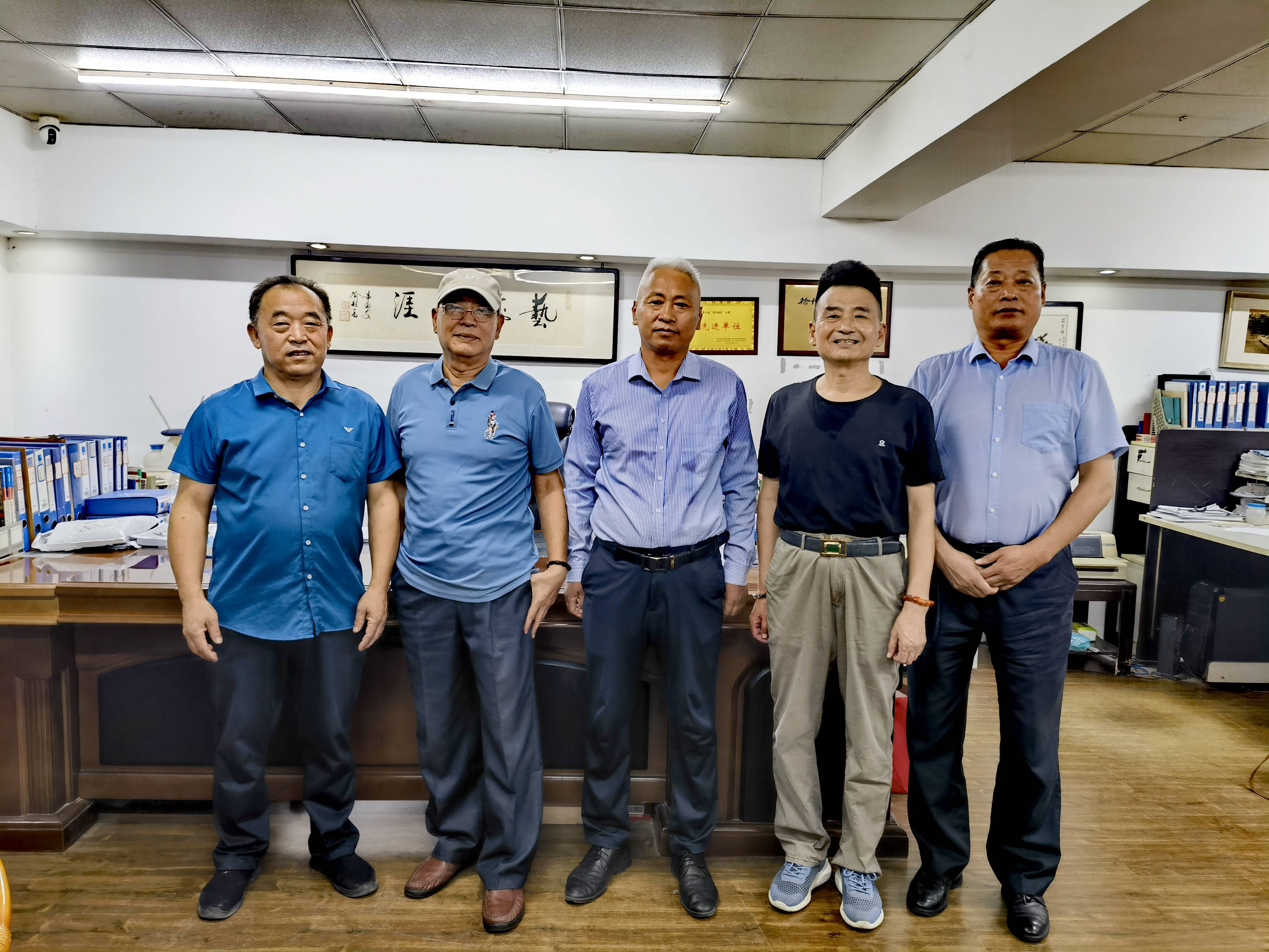 王秉刚冰山书法走近360行:走近著名诗人谢新,应邀题字:大汉雄风