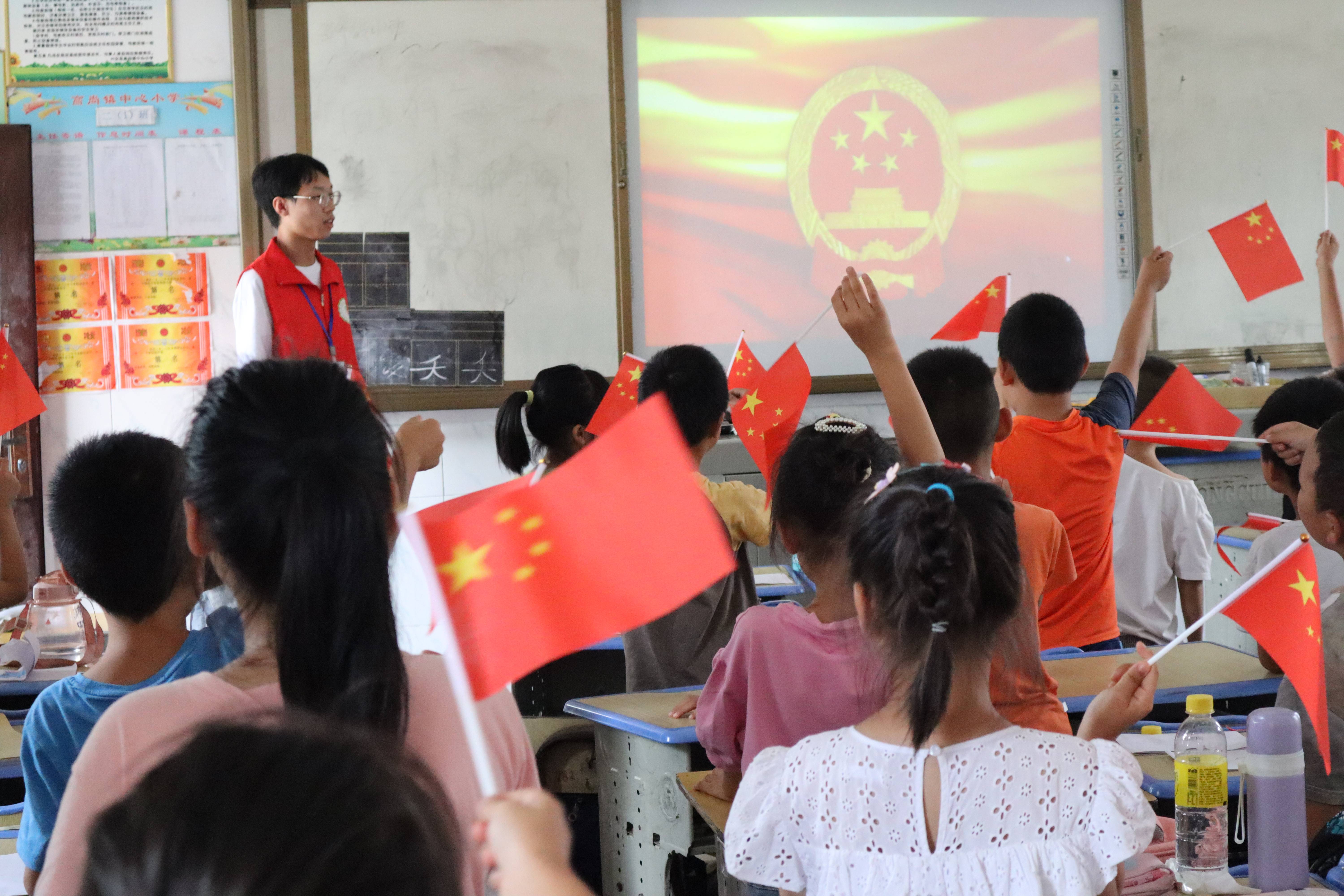 南理学子三下乡:少年心底国旗扬 高尚处处新辉煌