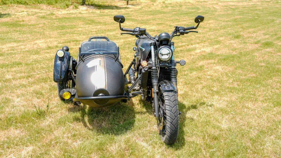 外观设计上最吸睛的在于将bobber风格的主车与子弹头设计的边斗连接