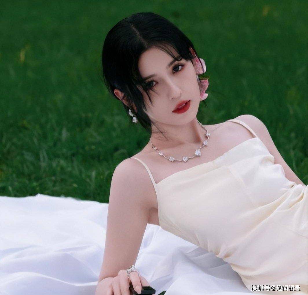 28岁的哈尼克孜从"玉女"到"蜡烛门": 她究竟经历了什么?