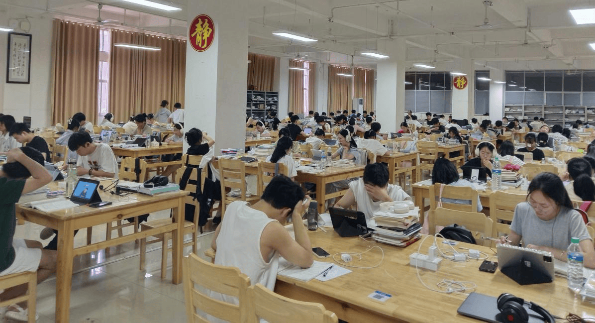 江西工程学院图书馆:假期书香不断档,服务不打烊