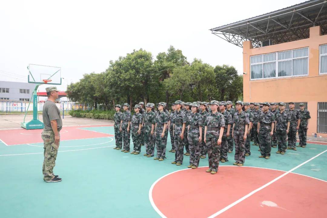 学生代表 宋奕涵高一新生代表宋奕涵向所有教官