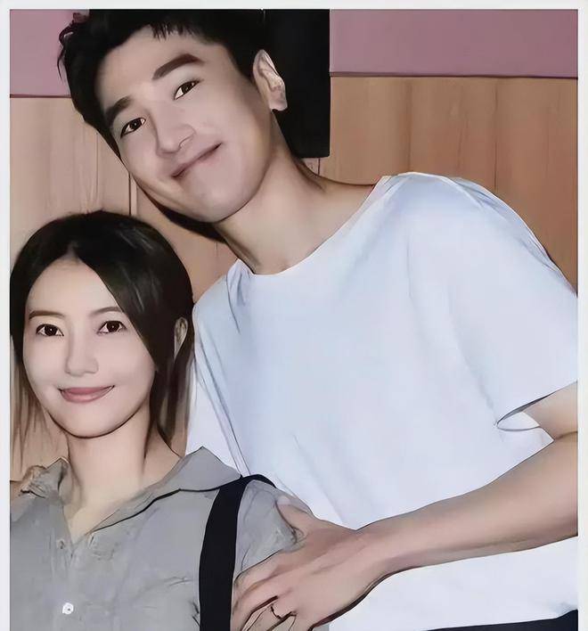 高圆圆陪女儿参加开学典礼,5岁rhea和男同学手牵手,气质好出众_赵又廷