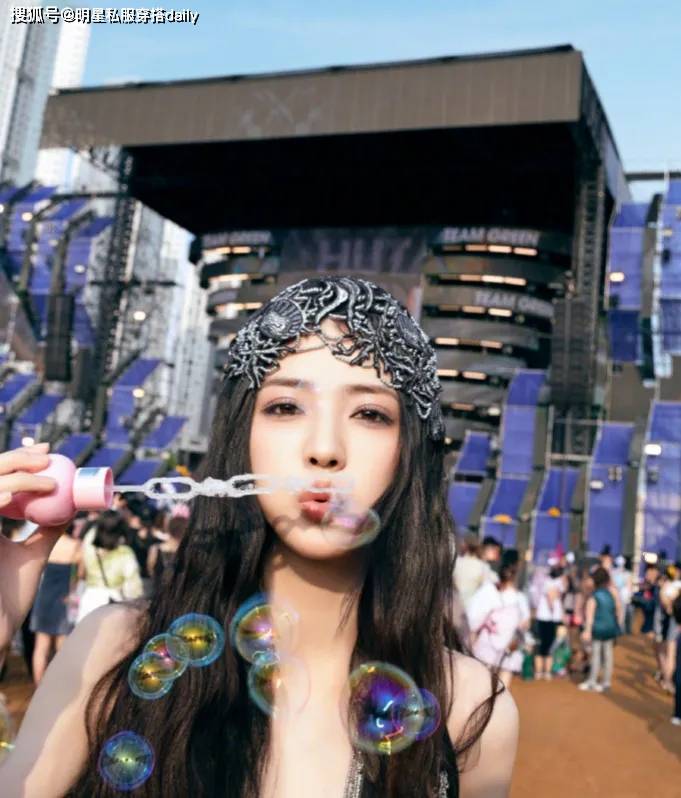 徐璐太敢穿！“深V”红挂脖吊带尽显腰臀比，音乐节2套 …