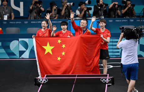 颁奖看中国国旗很陌生_巴黎奥运会_金牌_日本队