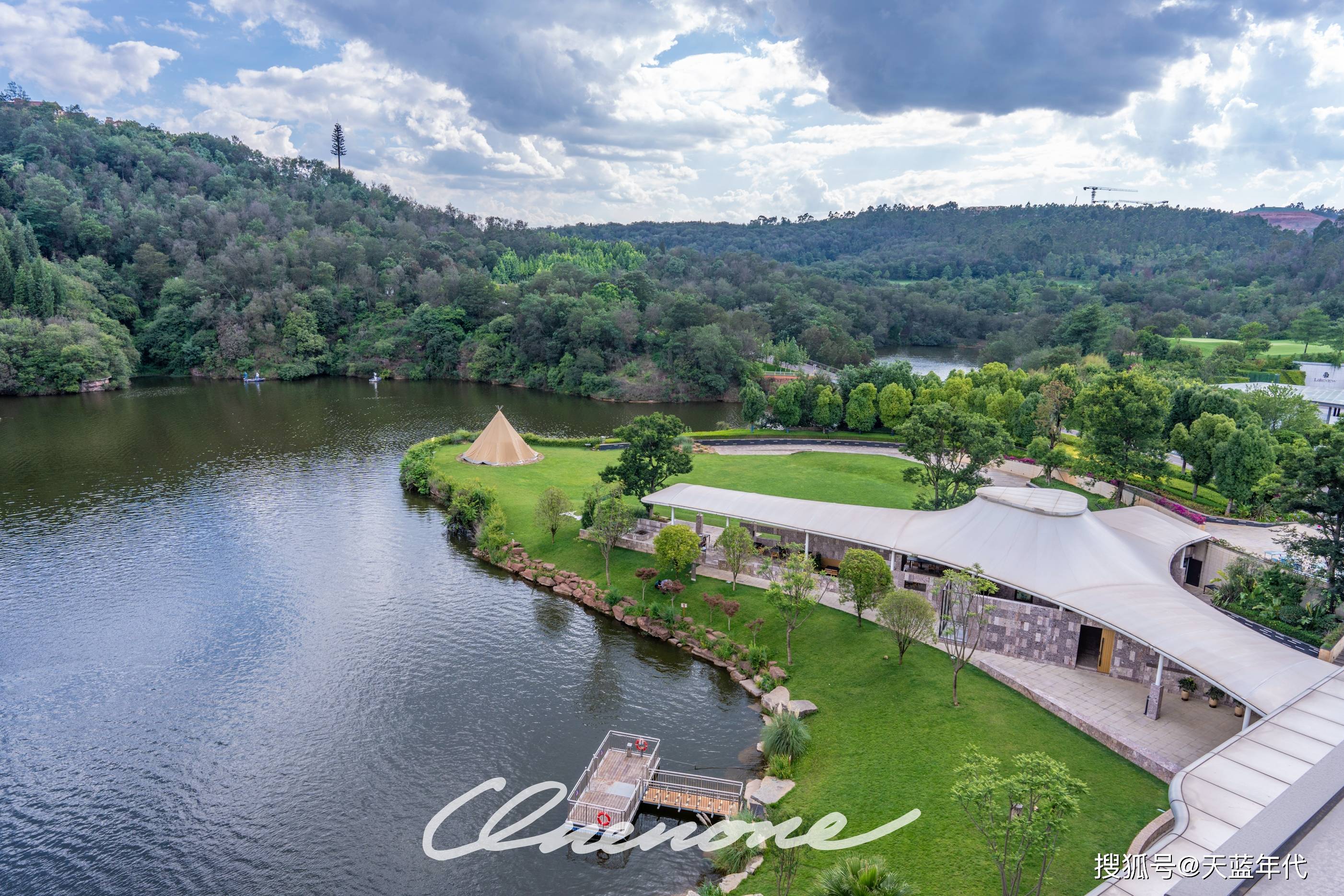 岸烟起暮色,岸水带斜晖(昆明玉龙湾湖景酒店体验)