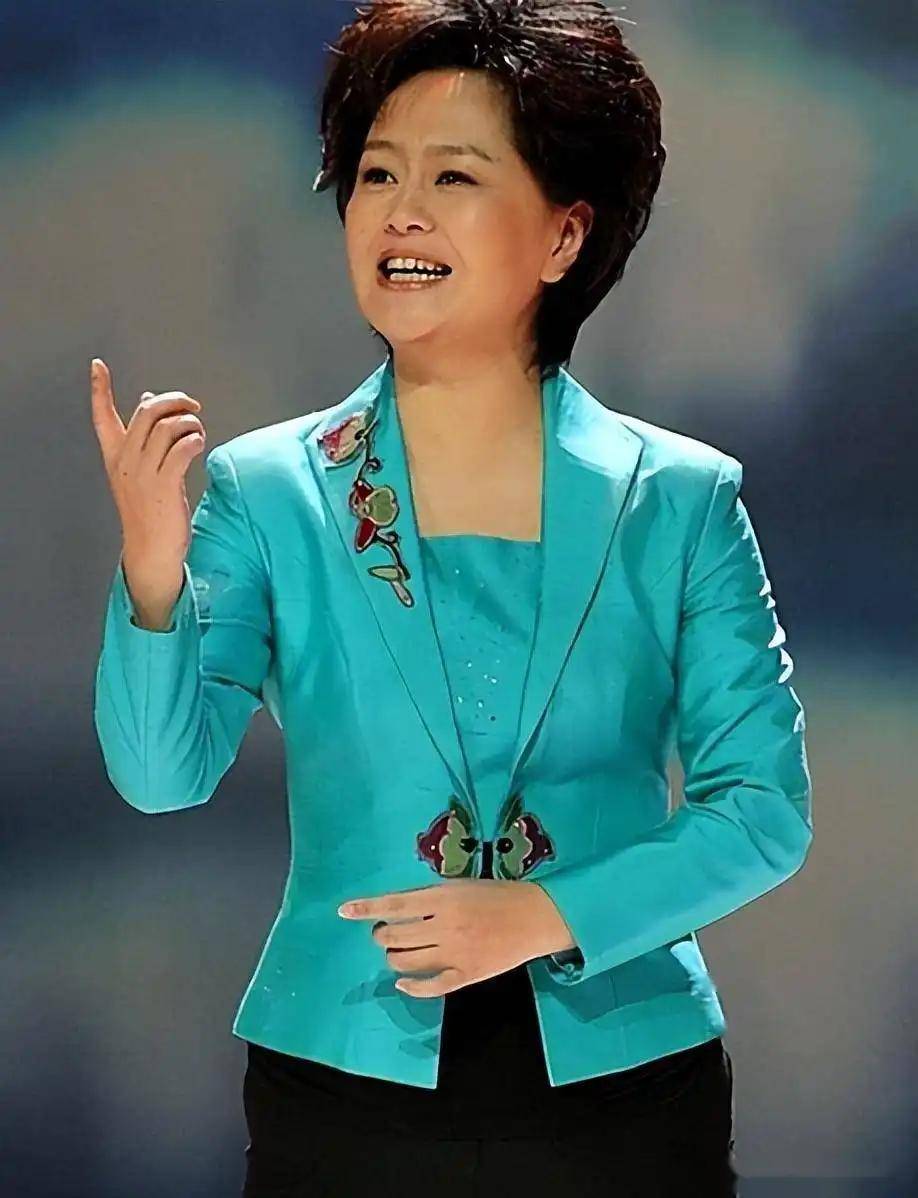 鞠萍58岁近照曝光:公众形象大反转,背后真相引热议!