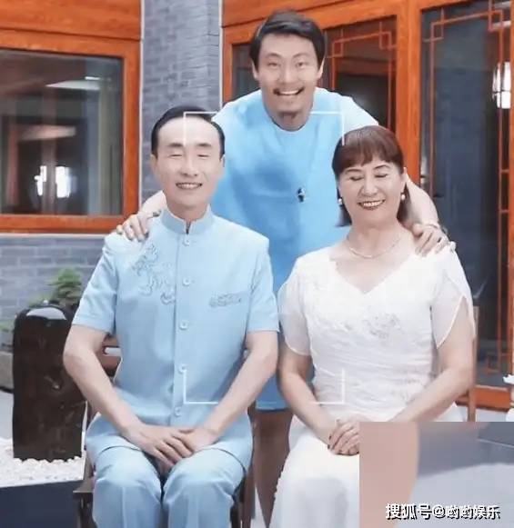 巩汉林罕见晒全家照,并发文:眨眼之间,一个人变成了一家人
