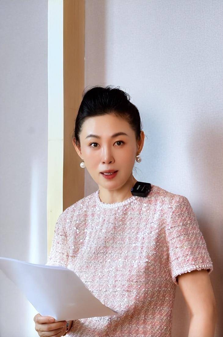 54岁"潘金莲"王思懿近照曝光!头发稀疏下巴尖,苹果肌肿看着有些苍老!