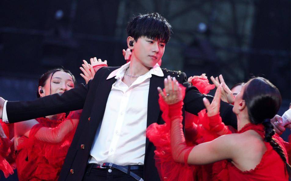 张杰演唱会"尺度太大"?谢娜吃醋怒发微博:你小子,别太开朗了!