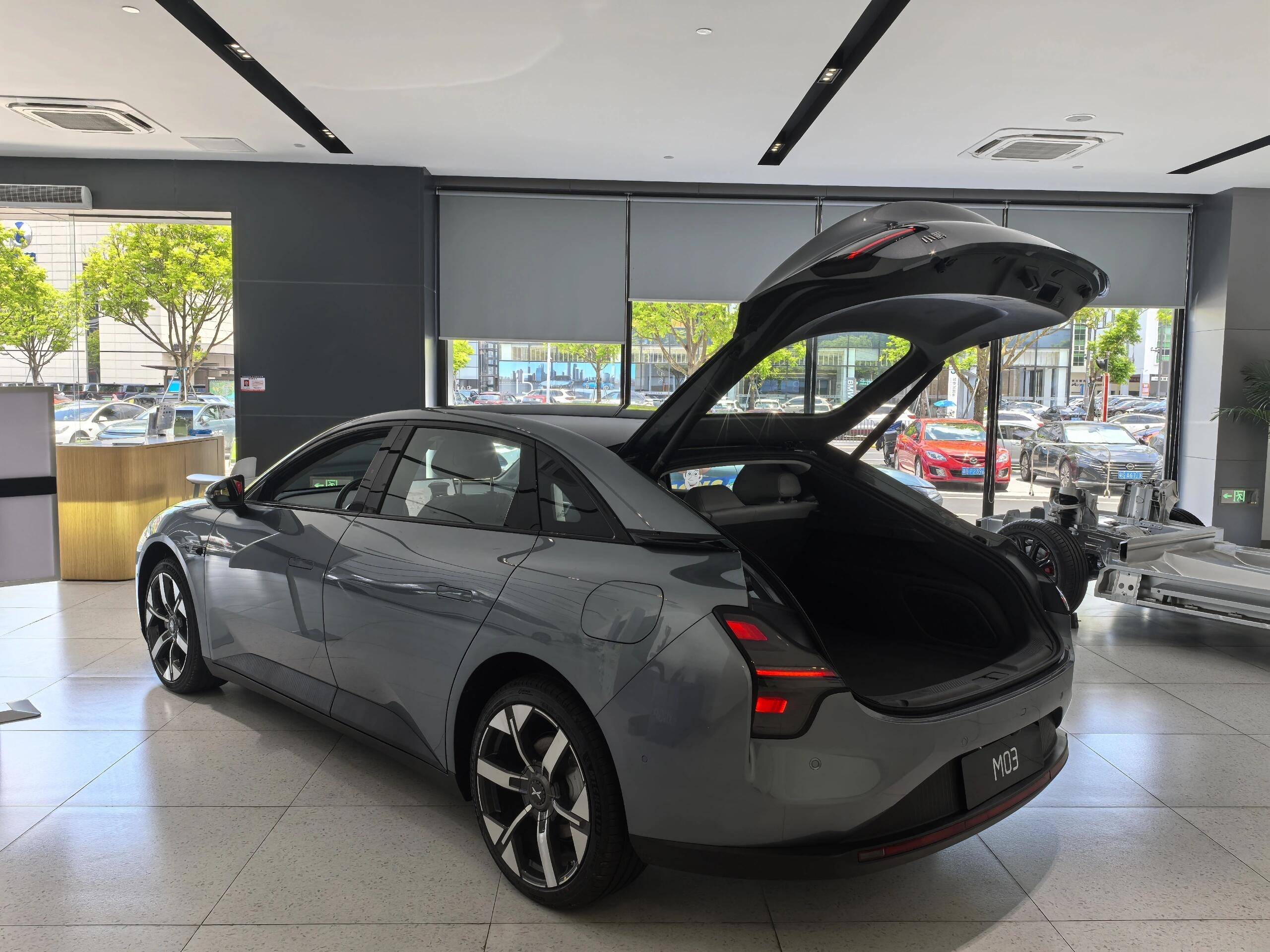 小鹏mona m03到店实拍,大过特斯拉model 3配掀背尾门,续航620km