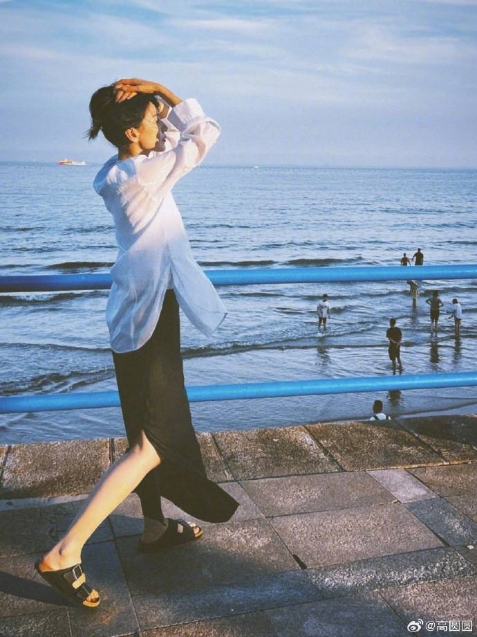 高圆圆分享海边美照,穿搭时尚显少女,倾城容颜依旧让人心动