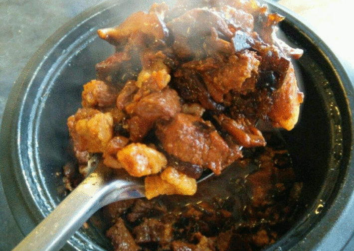 原创            为什么做肉夹馍时要将里面的肉剁碎, 而不是放整块肉? 吃过才知道-肉夹馍为啥