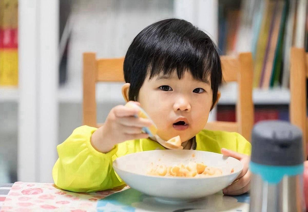 饮食习惯对儿童的影响大吗(孩子不认真吃饭应该怎么引导)