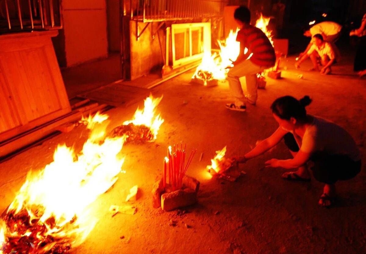 中元节将至,为何要选"十字路口"烧纸钱?什么时候烧合适?看看