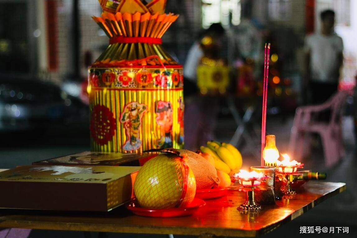 在家中祭祖时,会将先人的牌位请出,恭恭敬敬地放到专门做祭拜用的供桌