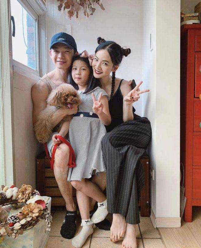 43岁辰亦儒官宣妻子怀孕喜讯,曾之乔秀孕肚,手持b超照幸福洋溢