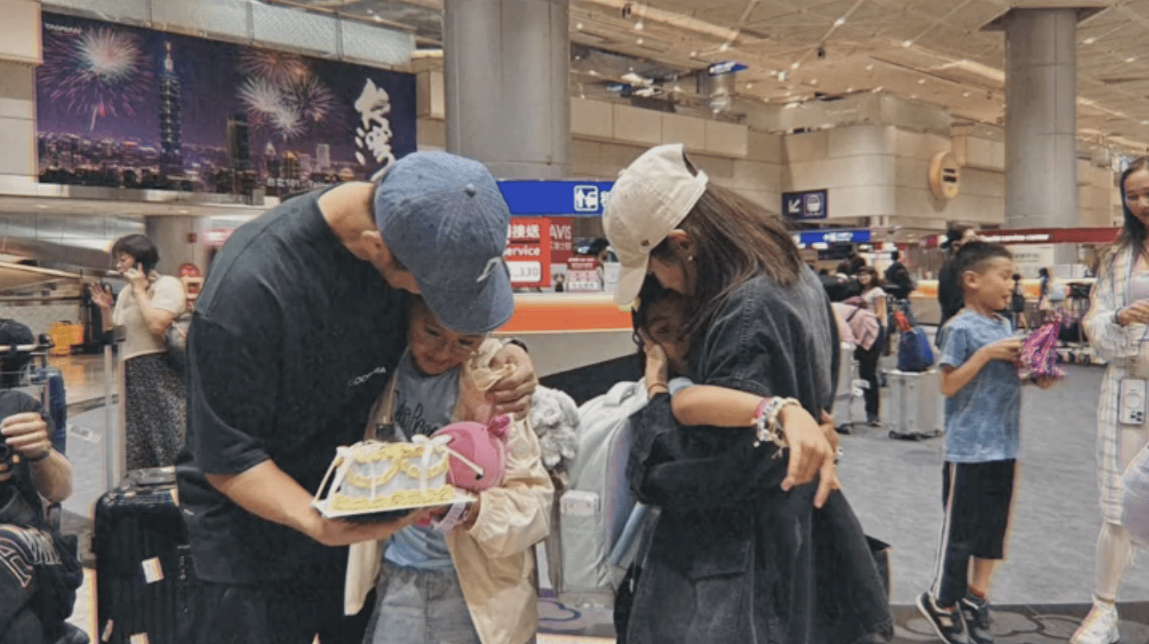 见到女儿们的那一刻,贾静雯紧紧地搂着波妞,修杰楷则将咘咘抱在怀里.