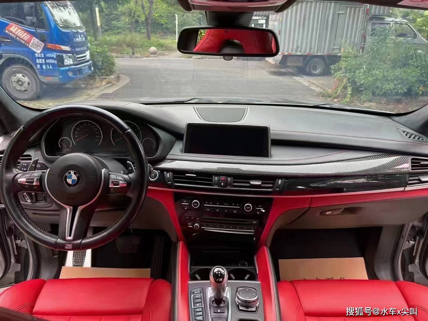 中控台的m版运动方向盘,还有大量的碳纤维饰条装饰,减轻自重,内饰的