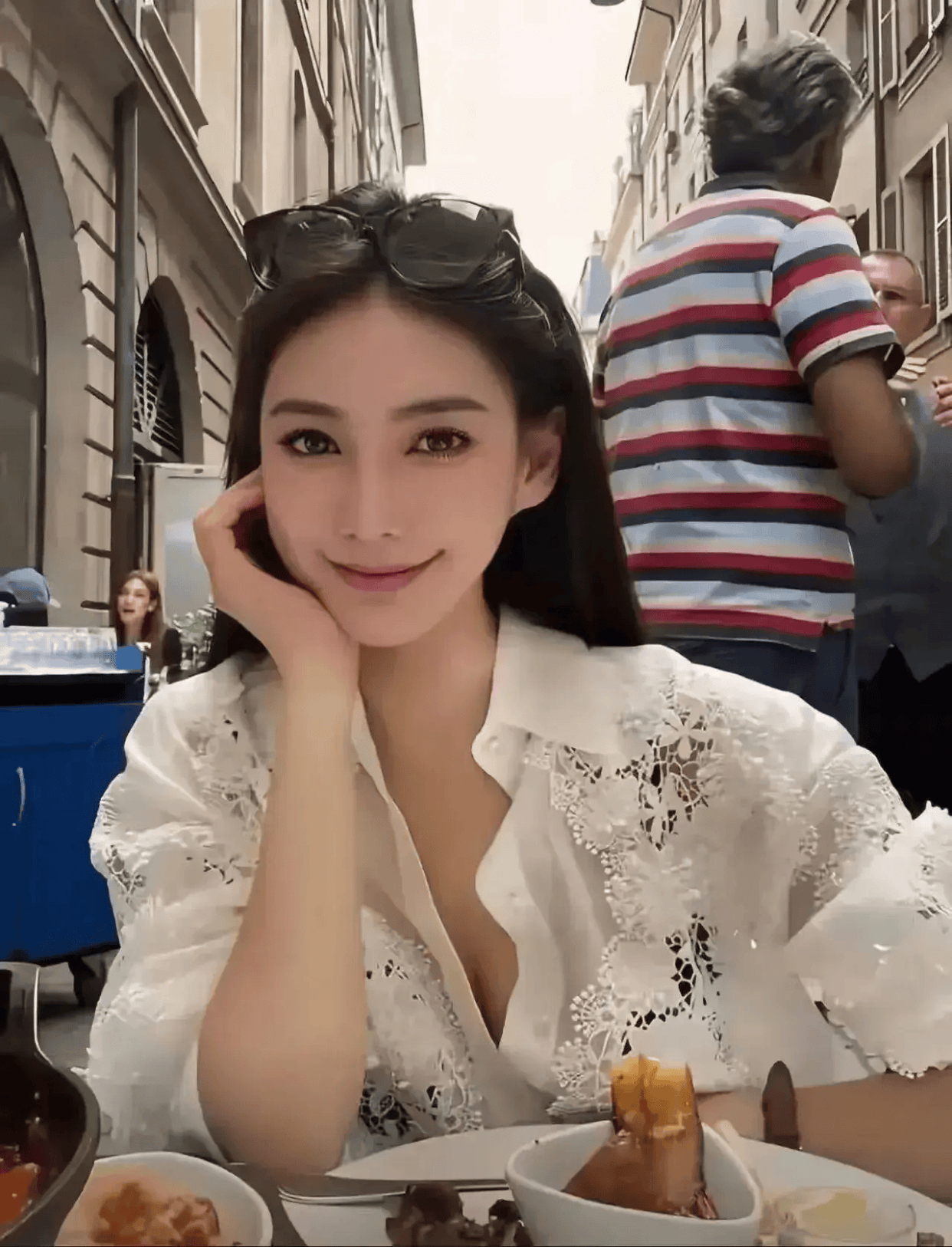 原创            66岁张兰直播时摔倒，粉丝很揪心，新儿媳马上打电话问安-张兰直播回应离婚是哪一集