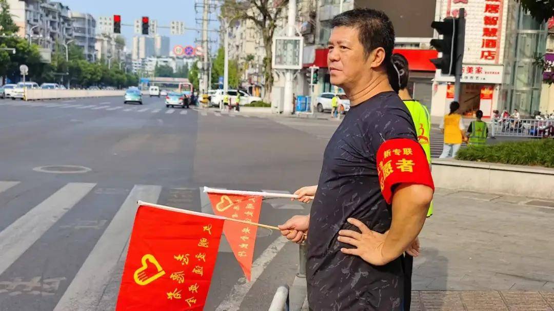 重庆江津区新专联服务团携手永进义工协会开展文明交通劝导服务