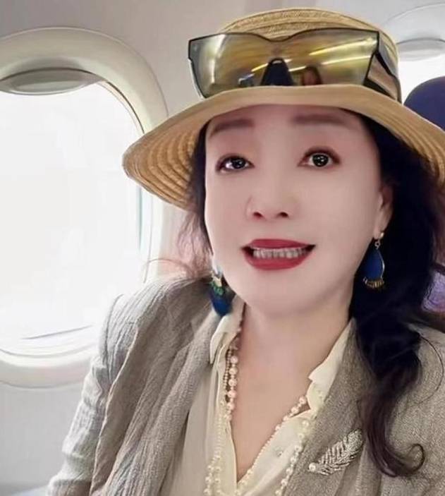 原创            66岁张兰直播时摔倒，粉丝很揪心，新儿媳马上打电话问安-张兰直播回应离婚是哪一集