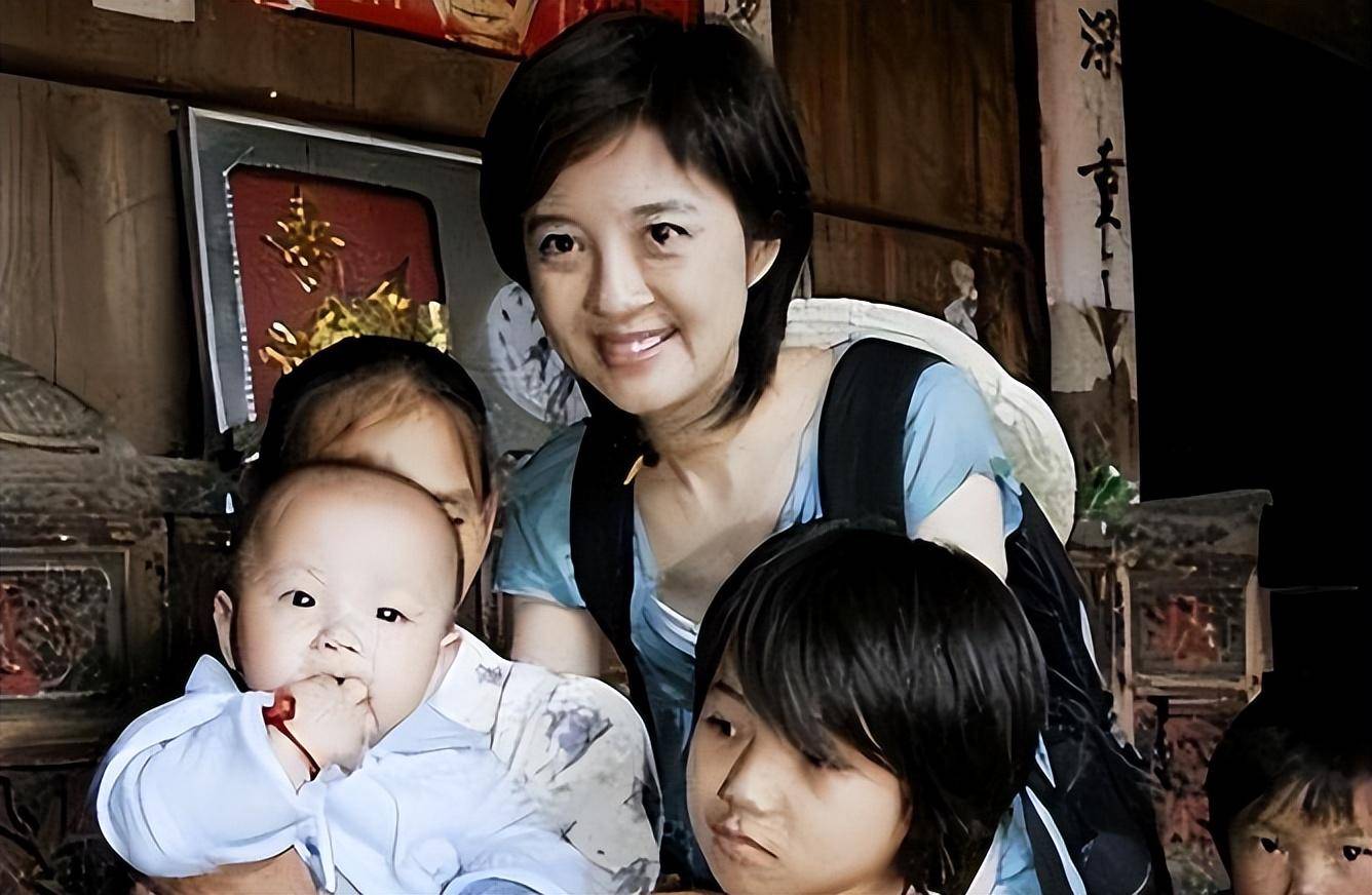 央视门面许戈辉:事业巅峰未婚先孕,嫁二婚豪门,名声大跌值吗?