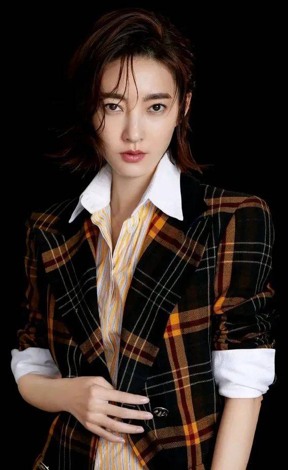 王丽坤:不靠浓妆艳抹的素颜女神,演技与气质齐飞,低调实力派如何征服